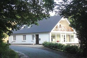 Holiday home. Built in 1902. Renovated in 2006. Situated on a 2100 qm site. The house is heated by electricity. 2 bathrooms with shower. 2 toilets. Freezer. Microwave oven. Dish washer. Woodburning st ...