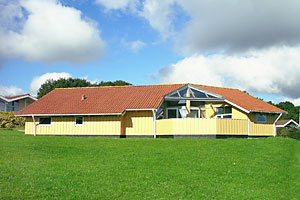 Ferienhaus aus Holz mit Whirlpool und Sauna! Das Haus, 1996, liegt auf einem Naturgrundstück, nur 300 m vom schönen, kinderfreundlichen Sandstrand mit Badesteg entfernt. Prachtvoller Meeresblick vom ...