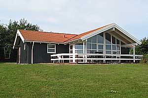 Skønt sommerhus med 2 badeværelser samt panoramaudsigt ud over Binderup bugt mod Fyn. Sommerhus i træ, bygget 1999, ligger på en børnevenlig havegrund kun 300 m fra den dejlige og børnevenlige b ...