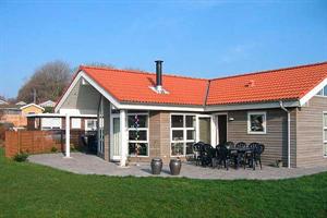 Prachtvolles Luxusferienhaus, 2004 gebaut, auf einem schönen Naturgrundstück nur 80 m vom Badestrand entfernt gelegen. Von sowohl Haus als Grundstück ist das Meer zu ahnen. Großes, teils überdach ...