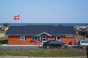 Dette pragtfulde kvalitetssommerhus i træ, bygget i 2005, er beliggende på en havegrund kun 75 m fra vandet. Gode såvel åbne som overdækkede terrasser med diverse havemøbler. Lyse ludbehandlede  ...