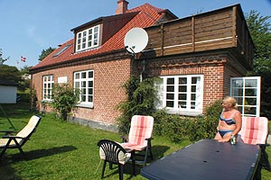 Gut gelegenes Ferienhaus aus Stein, 1917/2000, auf einem Naturgrundstück in kinderfreundlichem Gebiet gelegen, nur 3 m vom Wasser entfernt. Panoramablick auf das Wasser vom Haus und vom Grundstück.  ...