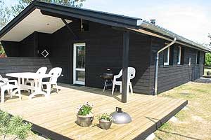 Gemütliches Ferienhaus aus Holz, 1970 gebaut und 2004 völlig renoviert, auf einem Naturgrundstück gelegen, nur 75 m vom Strand entfernt. Sowohl offene als auch überdachte Terrasse mit Gartenmöbel ...