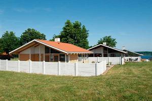 Dejligt sommerhus i træ, bygget i 1979 og løbende moderniseret, beliggende i Løjt Feriecenter på en naturgrund, hvorfra der fra grunden foran terrassen er en pragtfuld udsigt over vandet. Til huse ...
