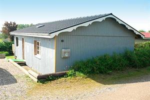 Hyggeligt sommerhus i træ, bygget 1967 og totalrenoveret indvendigt og udvendigt 2008, beliggende på en naturgrund med flot udsigt til Åbenrå Fjord. Til huset hører stor, åben terrasse med havem ...