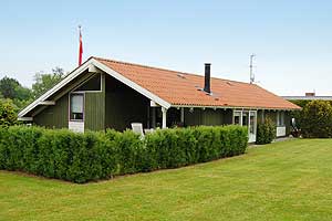 Stuga. Byggd 1993. Belägen på en 750 m2 tomt. Havsutsikt från tomten. Stugan uppvärms med el. 1 badrum med dusch. 1 toalett. Mikrovågsugn. Diskmaskin. Braskamin. CD. Analog Parabolantenn. DVD. So ...