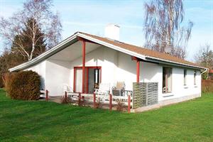 På en havegrund kun 200 m fra en dejlig badestrand ligger dette sommerhus i sten, bygget i 1994. Til huset hører såvel åben som overdækket terrasse med havemøbler. Indvendig er der dels gulvtæp ...