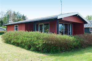 Stuga. Byggd 1968. Belägen på en 710 m2 tomt. Havsutsikt från stuga och tomt. Stugan uppvärms med el. 1 badrum med dusch. 1 toalett. Djupfrys. Bak-/miniugn. Braskamin. Digital Parabolantenn. 2 sov ...