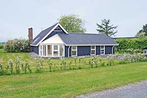 Neurenoviertes (2008) charmantes Ferienhaus auf einem schönen, ungestörten Naturgrundstück gelegen, nur 100 m von kinderfreundlichem Sandstrand entfernt und mit direkter Aussicht über Feld und Wal ...