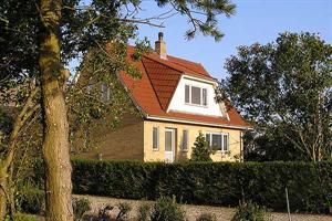 Skønt sommerhus i sten, på en tidligere landejendom, beliggende på en havegrund med udsigt over naturområde. Huset er i 3 plan, bygget i 1953 og løbende moderniseret. Stort græs-/legeareal med f ...