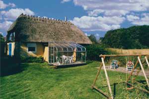 Lækkert sommerhus i sten med swimmingpool, spa og sauna. Huset er bygget i 1986 og renoveret i 1993, og det ligger på en naturgrund. Der er åben terrasse med havemøbler. Udestue. Gulvene er dels b ...