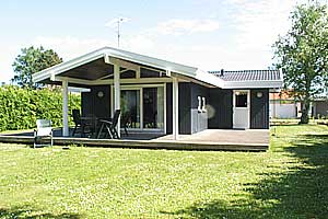 Nettes Ferienhaus aus Holz, 1988 gebaut, auf einem Gartengrundstück gelegen, nur 50 m vom Meer entfernt. Zum Haus gehört sowohl offene als auch überdachte Terrasse mit Gartenmöbeln. Innen sind die ...
