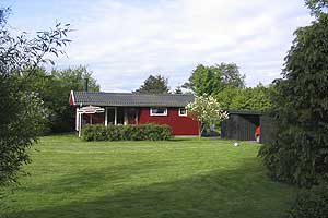 Reizvolles Ferienhaus aus Holz, 1969 gebaut und 1974 renoviert. Auf einem abgeschirmten Gartengrundstück mit großem Rasen und nah an gutem Badestrand gelegen. Tolle Aussicht auf die umherliegende Fe ...