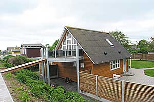 Gennemrenoveret sommerhus i 2 plan til 5 personer, beliggende på en dejlig lukket havegrund - kun et stenkast fra vandet med god badestrand og et område med godt fiskevand. Til huset hører store, m ...
