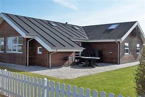 Sommerhus i træ, bygget i 2004, beliggende på en mindre havegrund tæt ved strand. Huset er omgivet af store terrasser med havemøbler. Gulvene er belagt med flotte klinker, og lofter og vægge er b ...