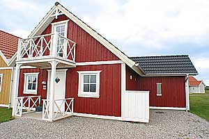 Von einem Architekten gezeichnetes, 2-Stöckiges Ferienhaus aus Holz, 2004 gebaut, mit Aussicht über das Meer vom Haus und Balkon. Zum Haus gehören offene Terrasse und Balkon im Obergeschoss. Innen  ...