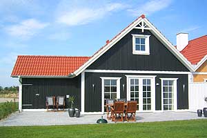 Stuga. Byggd 2005. Belägen på en 120 m2 tomt. Havsutsikt från stugan. Stugan uppvärms med el. 1 badrum med dusch. 2 toaletter. Minst ett badrum med golvvärme. Djupfrys. Mikrovågsugn. Diskmaskin. ...