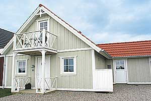 Stuga. Byggd 2005. Belägen på en 120 m2 tomt. Stugan uppvärms med el. 1 badrum med dusch. 2 toaletter. Minst ett badrum med golvvärme. Djupfrys. Mikrovågsugn. Diskmaskin. Braskamin. Stereoanlägg ...