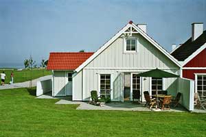Stuga. Byggd 2003. Havsutsikt från stuga och tomt. Stugan uppvärms med el. 1 badrum med dusch. 2 toaletter. Minst ett badrum med golvvärme. Djupfrys. Mikrovågsugn. Diskmaskin. Braskamin. Stereoanl ...