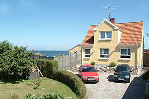 Wunderschönes Ferienhaus aus Stein, 1990/91 renoviert, mit Sauna. Das Haus liegt auf einem geschlossenen Gartengrundstück, direkt an der Ostsee. 600 m zu gutem Badestrand. Großes, offenes Terrassen ...