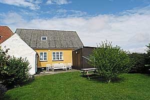 Stuga. Byggd 1912. Restaurert i 2004. Belägen på en 490 m2 tomt. Stugan uppvärms med olja. 1 badrum med dusch. 2 toaletter. Minst ett badrum med golvvärme. Djupfrys. Mikrovågsugn. Diskmaskin. Bak ...