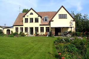 Schöne 2-stöckiges Ferienwohnung aus Stein, 1934 gebaut und 1992 renoviert, in einer alten Schule gelegen. Zur Wohnung gehört eine überdachte Terrasse mit Gartenmöbeln. Innen gibt es Holzböden s ...