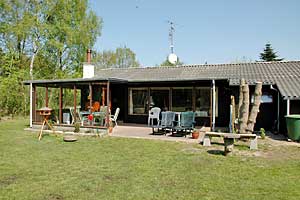 Stuga. Byggd 1976. Restaurert i 1994. Belägen på en 1100 m2 tomt. Stugan uppvärms med el. 1 badrum med dusch. 1 toalett. Djupfrys. Mikrovågsugn. Bak-/miniugn. Braskamin. Stereoanläggning. CD. Dig ...