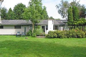 Sehr schönes Ferienhaus aus Stein mit Sauna, 1975/2001, auf einem gepflegten Gartengrundstück, dicht an kinderfreundlichem Strand gelegen. Holzdecken. Teppichboden, jedoch Holzboden im Wohnzimmer. W ...