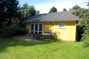 Stuga. Byggd 1968. Restaurert i 2008. Belägen på en 1200 m2 tomt. Stugan uppvärms med el. 1 badrum med dusch. 1 toalett. Minst ett badrum med golvvärme. Djupfrys. Mikrovågsugn. Diskmaskin. Bak-/m ...
