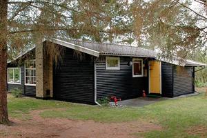 Stuga. Byggd 1968. Belägen på en 1700 m2 tomt. Stugan uppvärms med el. 1 badrum med dusch. 1 toalett. Djupfrys. Mikrovågsugn. Bak-/miniugn. Braskamin. Digital Parabolantenn. Tvättmaskin. 3 sovrum ...