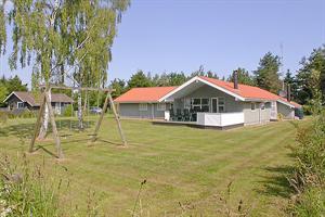 Pragtfuldt luksussommerhus med swimmingpool og spa. Huset er i træ, bygget i 1992, totalrenoveret i 2009, og det ligger på en ugenert, veltilplantet naturgrund. Til huset hører åben samt overdækk ...