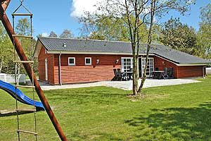 Tæt ved en af Danmarks bedste sandbadestrande og Marielyst centrum ligger dette flotte og luksuriøse træsommerhus fra 2005 på en skøn naturgrund. Dejlig åben terrasse med diverse havemøbler. Kl ...