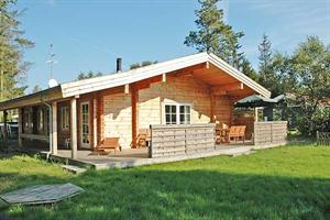 Fantastisk flot bjælkehus, bygget i 2004, beliggende på en  naturgrund. Stor, overdækket terrasse rundt om huset med flotte spots samt åben terrasse. Trægulve overalt, dog italienske klinker på  ...