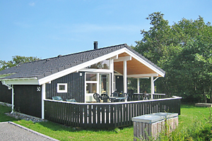 Særdeles flot og lækkert luksussommerhus i træ fra 2005 med spa og sauna. Huset er opført på en naturgrund tæt ved en af Danmarks mest børnevenlige sandbadestrande og fremstår overalt lyst og  ...
