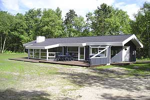 Stuga. Byggd 2004. Belägen på en 5600 m2 tomt. Stugan uppvärms med el. 2 badrum med dusch. 2 toaletter. Minst ett badrum med golvvärme. Diskmaskin. Braskamin. Stereoanläggning. CD. Digital Parabo ...