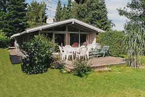 Hyggeligt og velholdt sommerhus i træ, bygget i 1966 og renoveret i 1995, beliggende på en havegrund i et roligt område. Til huset hører terrasse med havemøbler. Indvendig er der tæppebelagte gu ...
