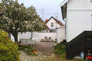 Dette skønne, lille, 2-etages sommerhus i sten, bygget i 1937 og renoveret i 2003, er beliggende midt i det hyggelige, gamle fiskerleje Hornbæk - kun 100 m fra vandet. Huset er beliggende på samme  ...