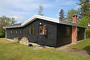 Holiday home. Built in 1959. Renovated in 1998. Situated on a 1411 qm site. The house is heated by electricity. 1 bathroom with shower. 1 toilet. Freezer. Dish washer. Woodburning stove. Washing machi ...