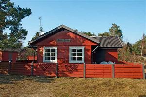 Dejligt og velholdt sommerhus i træ beliggende på naturgrund med sand, lyng og fyrretræer. Stor lukket og delvist overdækket terrasse med diverse havemøbler. Huset er bygget i 1984 og renoveret i ...