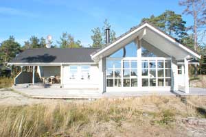 Stort, meget velholdt sommerhus i træ, bygget i 2001, beliggende på en naturgrund kun 150 m fra sandstrand. Havudsigt fra både hus, terrasse og grund. Til huset hører såvel åbent som overdækket ...