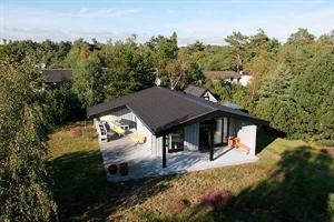 Særdeles velholdt og godt indrettet sommerhus i træ, bygget i 1988 og løbende renoveret senest i 1991, beliggende på en åben, velplejet naturgrund kun ca. 20 m fra sandstranden i Sømarken. Områ ...