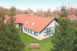 Dicht an einem der schönsten Badestrände Dänemarks und gleichzeitig mit einer sehr zentralen und kinderfreundlichen Lage, finden Sie dieses herrliche Ferienhaus mit Swimmingpool. Das Haus ist aus H ...