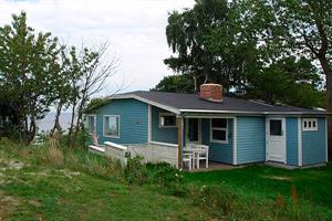 Ein sehr gut gelegenes, älteres Ferienhaus aus Holz, 1968 gebaut, 1990 und 2009 renoviert. Das Haus liegt nur 20 m vom Rand des Wassers entfernt - direkt am Balka Strand. Außer einer phantastischen  ...