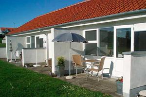 Ferielejlighed, bygget i 1971 og renoveret i 2005 med havudsigt fra såvel grund og stue samt fra stenterrassen. Ferielejligheden er beliggende i et feriekompleks med stor, udendørs swimmingpool (15, ...