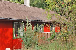 Schönes Ferienhaus aus Holz, 1973 gebaut und 2007 renoviert. Das Haus liegt dicht am prachtvollen, breiten Sandstrand mit perfekten Bade- und Wassersportmöglichkeiten und gleichzeitig dicht am Cente ...