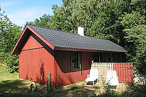 Helles Ferienhaus aus Holz, 1973 gebaut und 2010 durchgreifend renoviert, dicht am prachtvollen, breiten Sandstrand mit perfekten Bade- und Wassersportmöglichkeiten gelegen. Innen gibt es helle Holzw ...