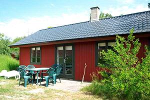 Dieses Ferienhaus aus Holz, 1973 gebaut und laufend renoviert - spätestens 2005 mit neuer Küche und neuem Badezimmer, ist auf einem Naturgrundstück am Rande des Ferienhausgebietes, Dueodde Ferieby, ...