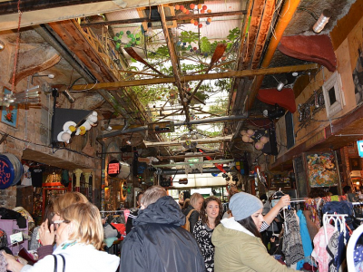 Turister flokkes på Szimpla Kert - 1593